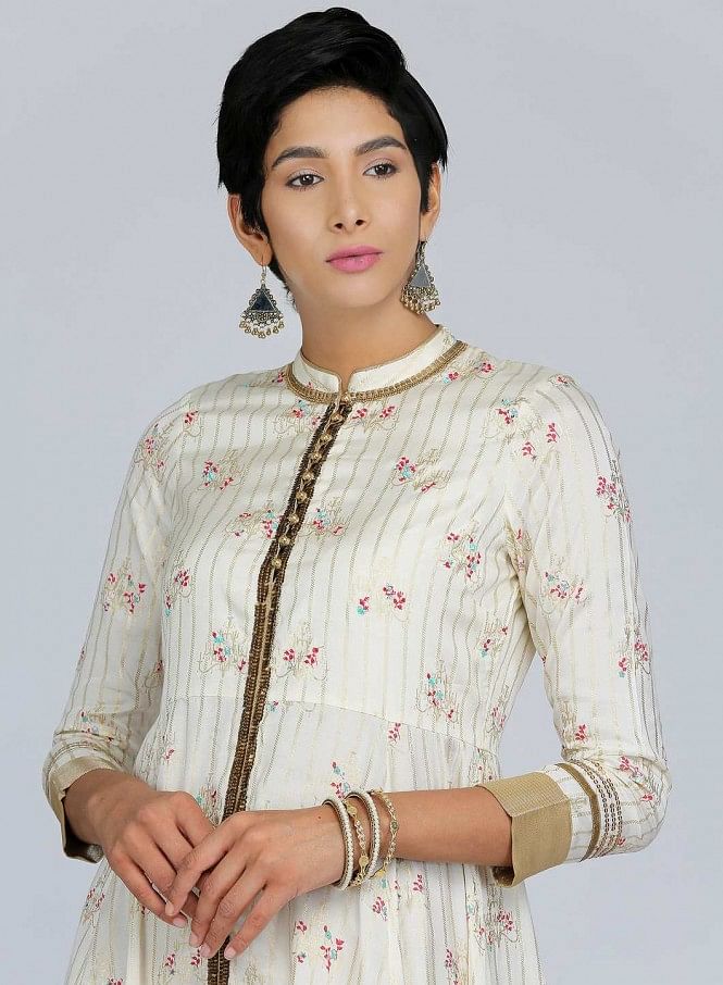 Manthra designs - White georgette kurti elegantly finished with bead work  spreding design.. Antique gold colour beading hilited on neck and sleeve..  | Facebook